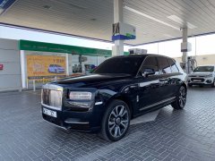 庫里南去加油站，車標(biāo)水晶的